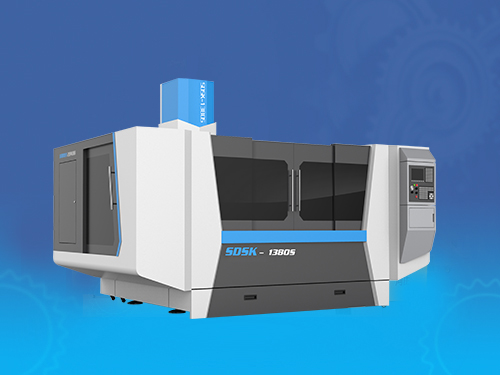 精雕機(jī)研發(fā)專(zhuān)家傾心7年研發(fā)了8款鋁型材精雕機(jī)，解決了行業(yè)超大一體式電視機(jī)邊框加工問(wèn)題。