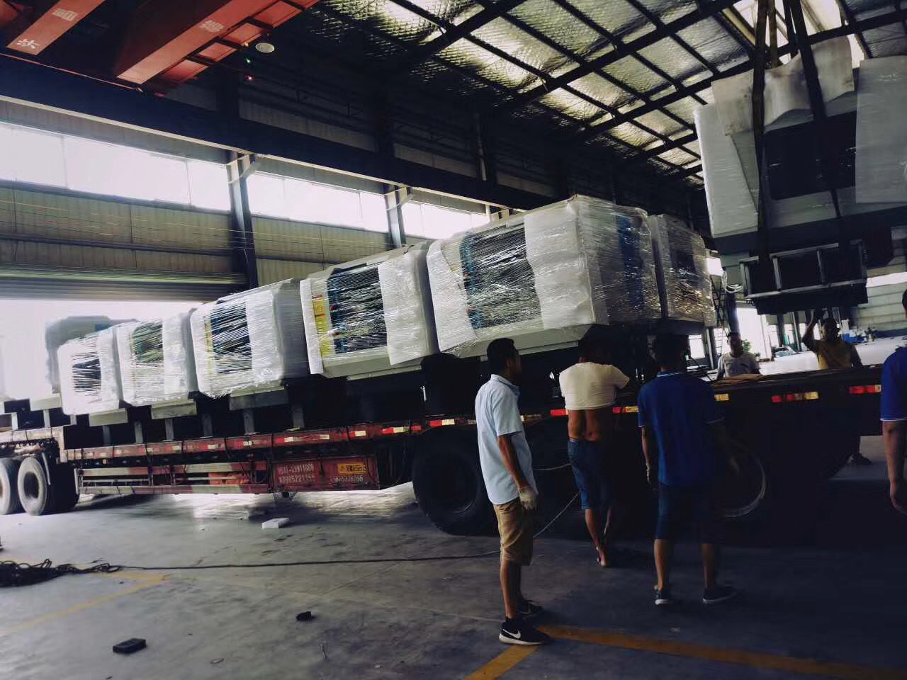 2018深雕數(shù)控迎來(lái)第二批玻璃精雕機(jī)，雙頭精雕機(jī)緊張出貨，得到客戶的高度認(rèn)可。