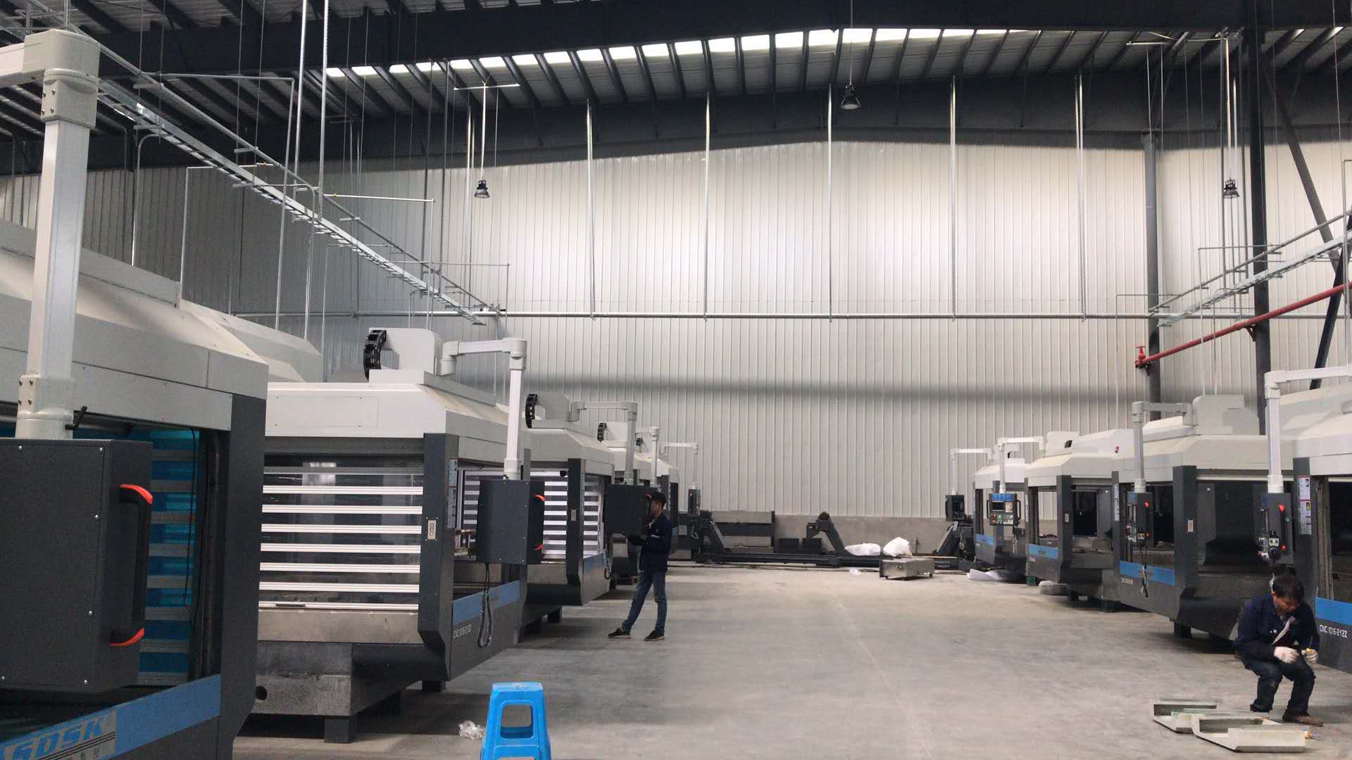 10月出貨50臺(tái)精雕機(jī)，背后的勤勞付出值得贊揚(yáng)。